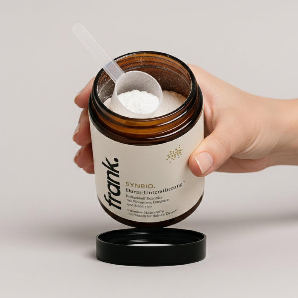 Hand hält die Dose Synbio von frank mit einem Messlöffel Pulver