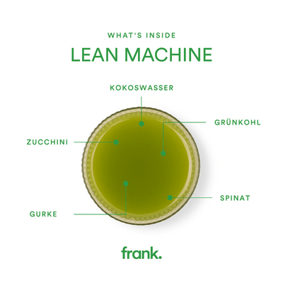 Darstellung des Saft Lean Machine mit Kokoswasser, Zucchini, Spinat, Grünkohl und Zitrone in einem Glas von frank