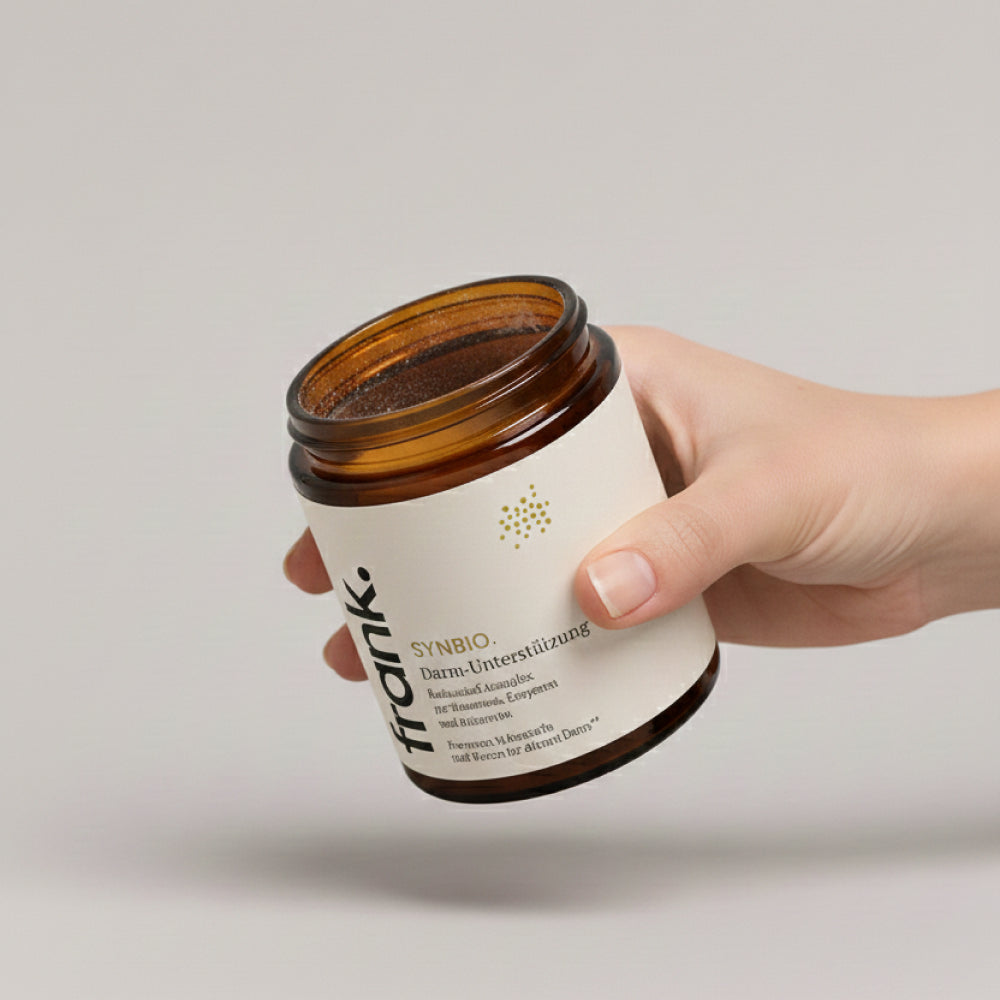 Hand hält die Dose Synbio von frank vor hellem Hintergrund