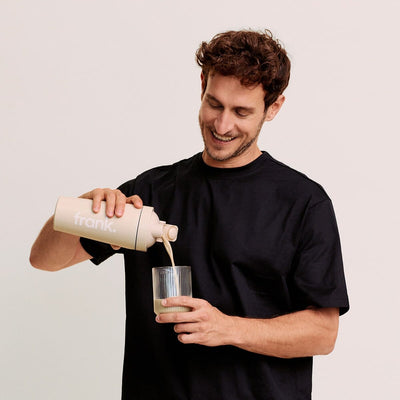Ein Mann macht sich einen Protein Shake mit dem frank. The Essentials im frank. Shaker.