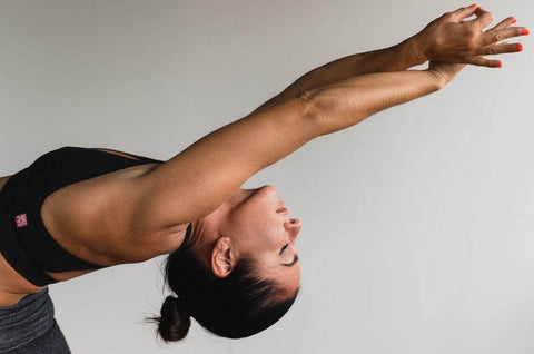 Frau beim Yoga